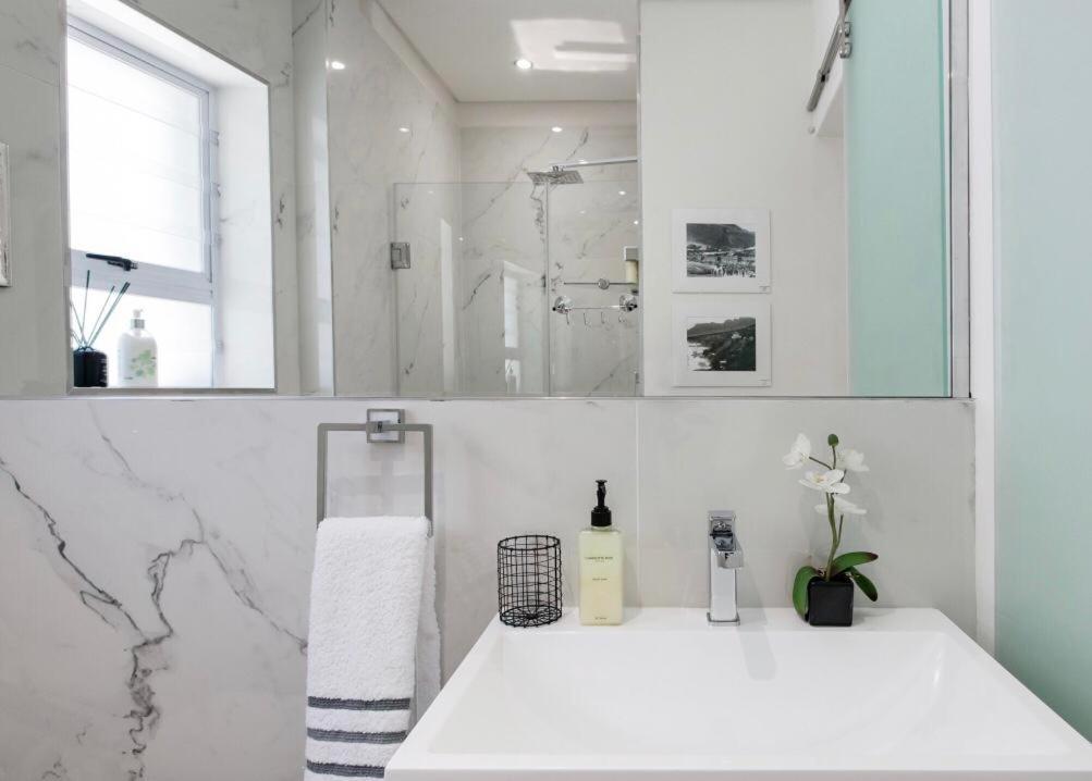 Badgemore Villa Guesthouse เคปทาวน์ ภายนอก รูปภาพ